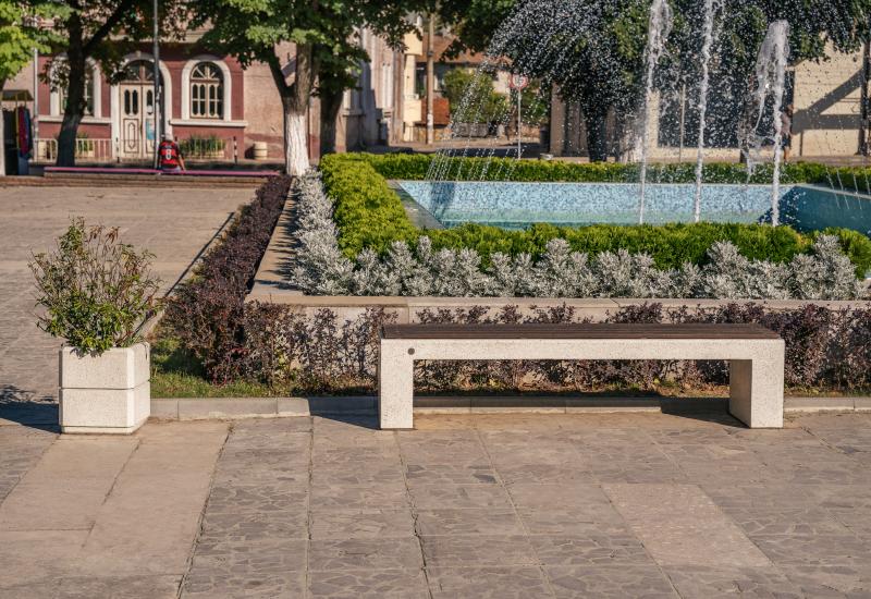 ETE Pictures CONCRETE BENCH 126 6A56E2E9-E3C5-C86B-480B-9174D8C21F69.jpg