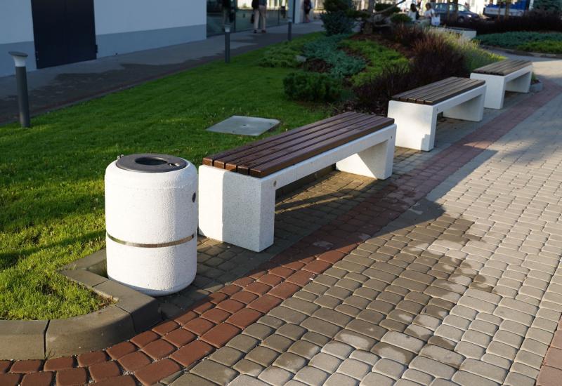 ETE Pictures CONCRETE BENCH 126 85047E4F-A927-0EA7-3F95-4F0EAC2E144A.jpg
