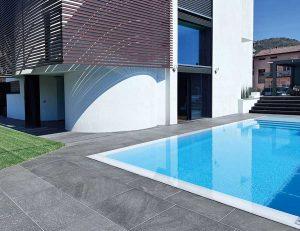 Bergamo-Villa-privata-con-piscina-Monviso-Multicolor-Castello-Grey-e-Natural-Stone-Box-con-granulato-nero-ebano-300x231.jpg