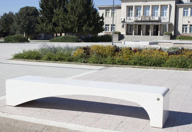 ETE Pictures CONCRETE BENCH 186 95554610-74EE-F0A8-F565-1FD055268033.jpg