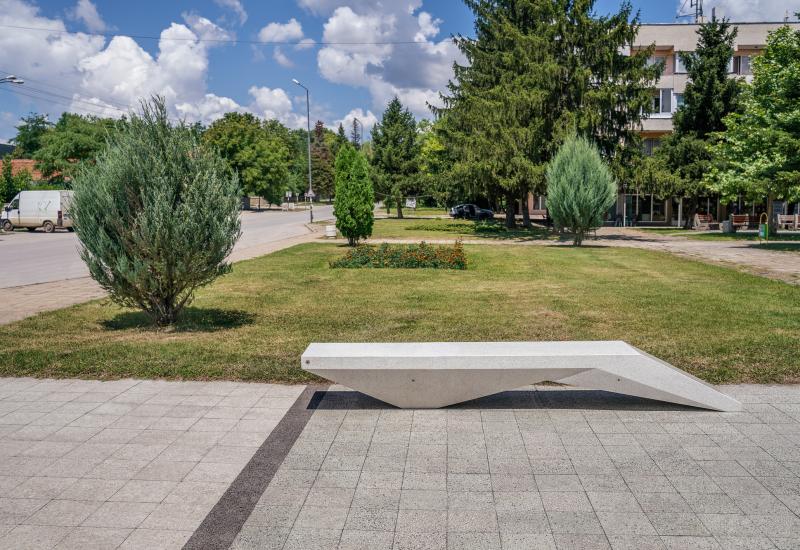 ETE Pictures CONCRETE BENCH 199 2CDCCDEF-204E-9ACA-3C16-3CE86BAB7D4C.jpg