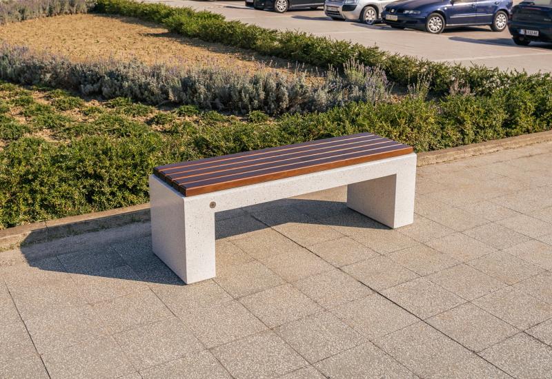 ETE Pictures CONCRETE BENCH 212 6B126984-6DD4-1EFB-88B9-87B83676CF52.jpg