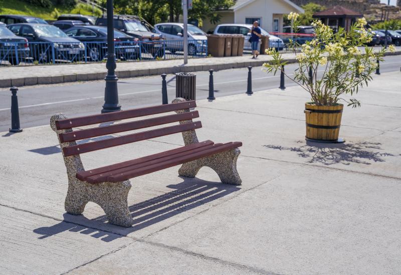 ETE Pictures CONCRETE BENCH 4 8F8AE976-C696-EEEA-01C6-6758A8C8D7B2.jpg