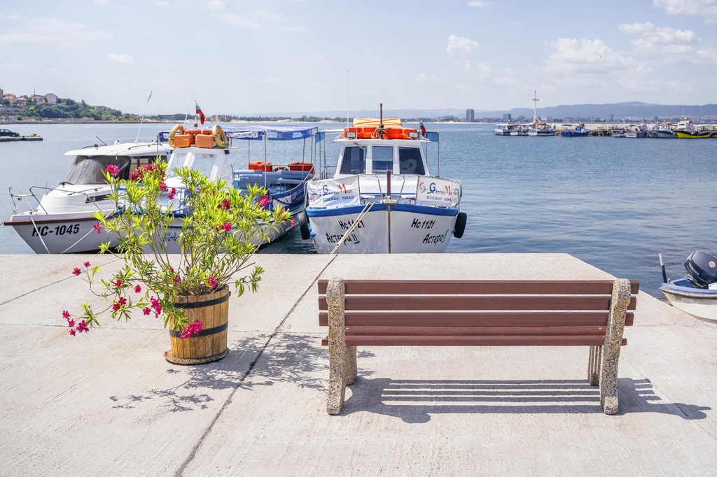 ETE Pictures CONCRETE BENCH 4 FF53F83E-7610-65AE-E78C-80FC1E17A4FB.jpg