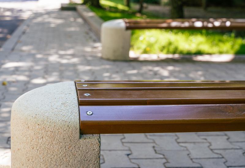 ETE Pictures CONCRETE BENCH 40 30C78810-1BA7-CDD2-248C-4962EE8ACC43.jpg