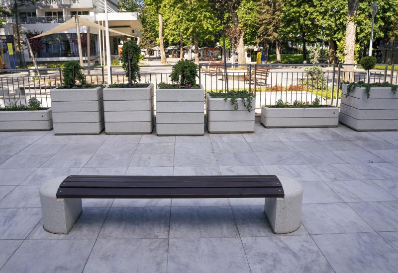 ETE Pictures CONCRETE BENCH 40 C2006CBC-38AC-881F-51C2-6E34CBE515D6.jpg