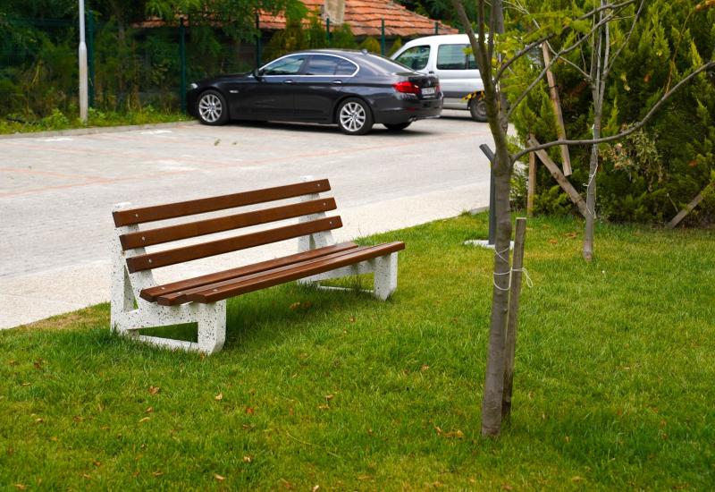ETE Pictures CONCRETE BENCH 6 58F7AF9C-9D8D-A2F7-2E15-82FDC2B74676.jpg