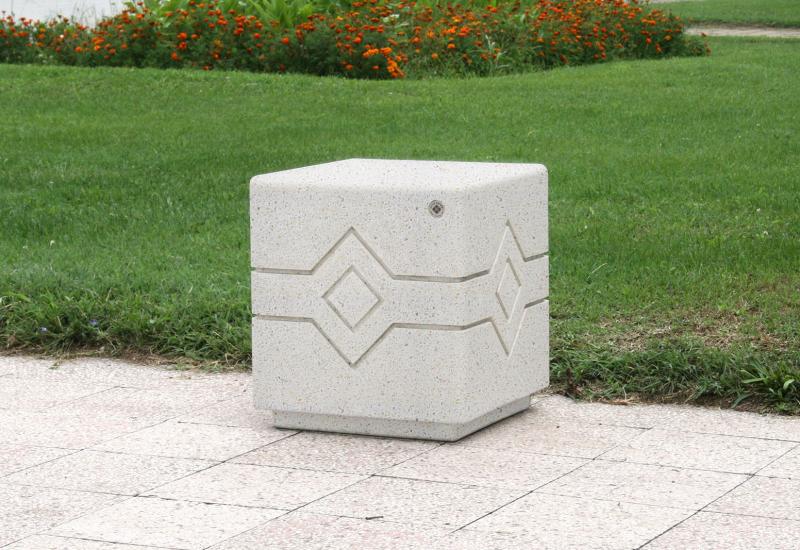 ETE Pictures CONCRETE CUBE BOLLARD 149 48C77BAF-A562-DBA0-B766-0190B4BAF17F (1).jpg
