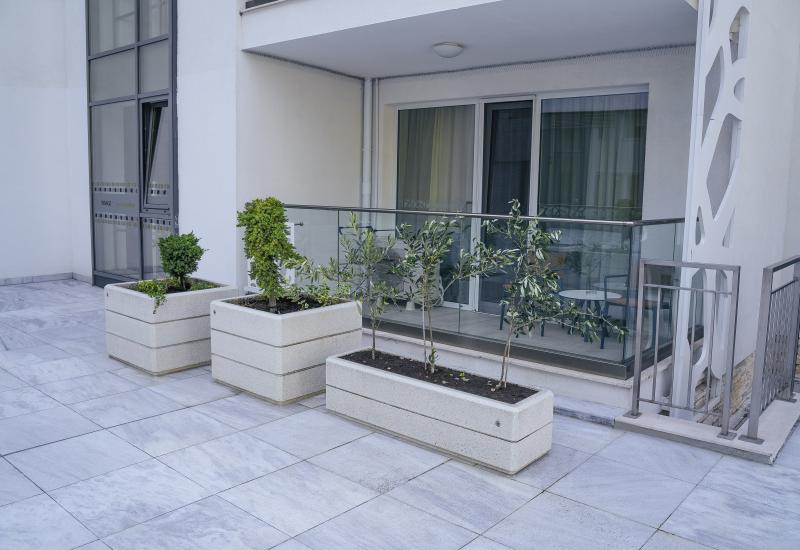 ETE Pictures RECTANGULAR CONCRETE PLANTER 129 29008032-F690-81C3-8AAE-8058193D785B.jpg