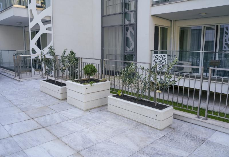 ETE Pictures SQUARE CONCRETE PLANTER 226 07A917EA-2B2E-2B9B-F779-92E5CC7A8B82.jpg