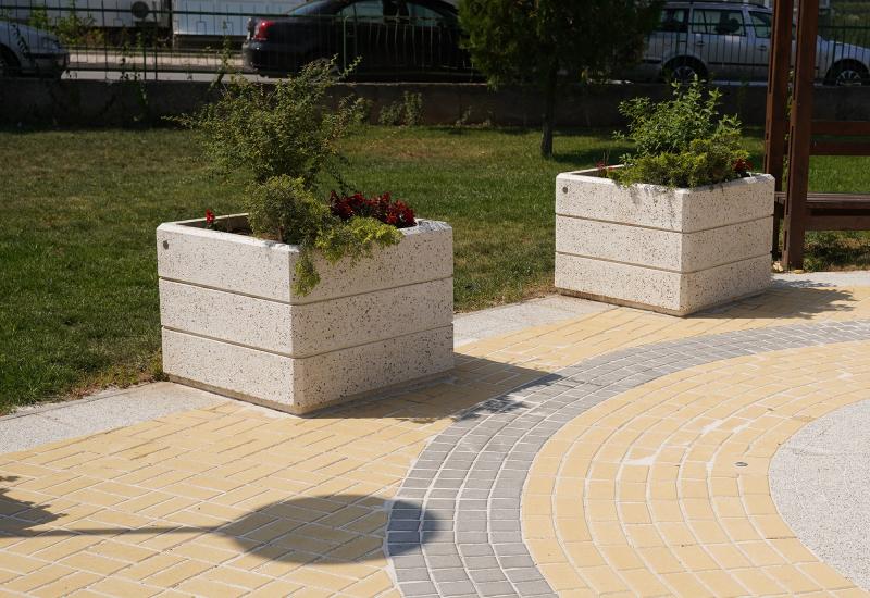 ETE Pictures SQUARE CONCRETE PLANTER 74 207B260C-2268-BF1F-E9E6-0CE7BAB2DB3A.jpg